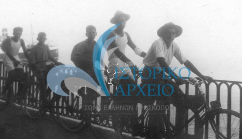 Πρόσκοποι της Κέρκυρας πηγαίνουν με τα ποδήλατα την τριήμερη εκδρομή στον Άγιο Ματθαίο το 1930.