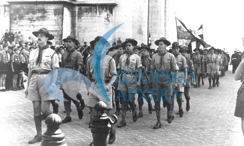Η ελληνική ομάδα που συμμετείχε στο Τζάμπορη της Γαλλίας το 1947 σε παρέλαση των αποστολών κάτω από την Αψίδα του Θριάμβου στο Παρίσι.