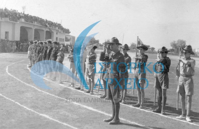 Πρόσκοποι των Χανίων σε παράταξη στο στάδιο της πόλης προκειμένου να υποδεχτούν τον Αντιπρόεδρο της Κυβέρνησης Σοφοκλή Βενιζέλο κατά την έναρξη των "Βενιζέλειων" Αγώνων το 1947.