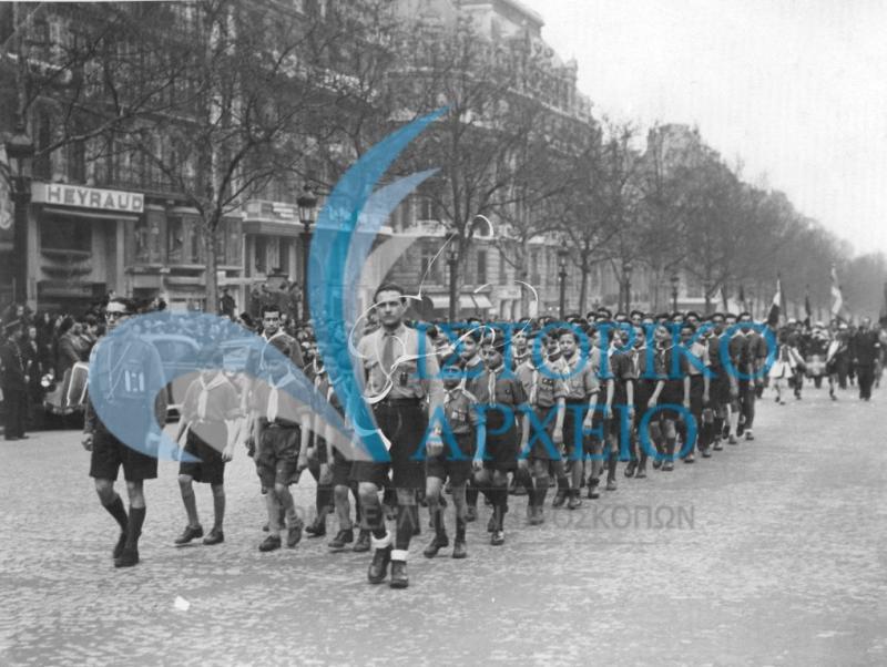 Η ελληνική προσκοπίκη ομάδα Παρισίων κατά την προσέλευση στο Μνημείο Αγνώστου Στρατιώτη στο Παρίσι για τον εορτασμό της εθνικής παλιγενεσίας της 25ης Μαρτίου το 1946.