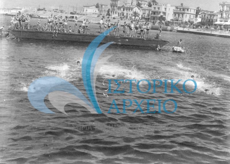 Ναυτοπρόσκοποι σε αγώνες κολύμβησης κατά του ναυτοπροσκοπικούς αγώνες που οργάνωσε ο Τοπικός Προσκοπικός Σύνδεσμος Αθηνών το 1948 στο Π. Φάληρο.