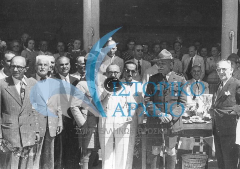 Ο Πρόεδρος τους Δ.Σ. Αντώνης Μπενάκης απονέμει έπαθλα σε αγώνες ναυτοπροσκόπων στο Παλαιό Φάληρο το 1948.