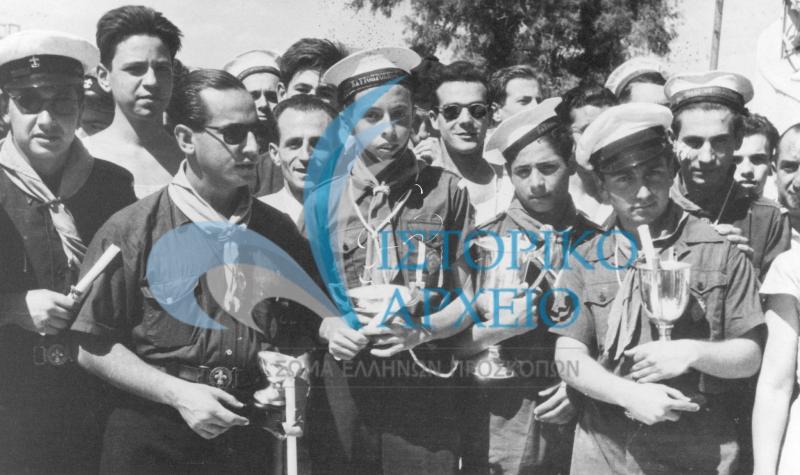 Ναυτοπρόσκοποι λαμβάνουν έπαθλα σε αγώνες που διοργάνωσε ο Τοπικός Προσκοπικός Σύνδεσμος Αθηνών στο Παλαιό Φάληρο το 1948.