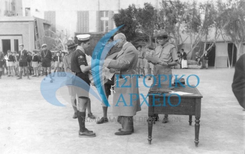 Ο Αντ. δίνει αναμνηστικό σε ενωμοτάρχη κατά την επισκεψή του στους Έλληνες προσκόπους Αλεξάνδρεια το 1949.
