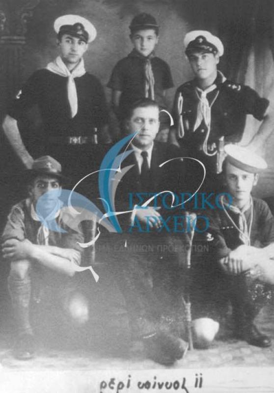Βαθμοφόροι της Ζακύνθου λίγο πρίν την συγχώνευση με την ΕΟΝ στις 11 Μαίου  1939. Επάνω Διονύσιος Καραντζάς και ο Τιμόθεος Στεριώτης, στη μέση το Λυκόπουλο Δημ Κουτσουδάκης. Καθιστός ο Τοπικός Έφορος Παν Κανδιάνος έχοντας δεξιά του τον Γεώργιο Πυροβολισιάνο και αριστερά του, τον Υπαρχηγό Νικόλαο Λαμπίρη.