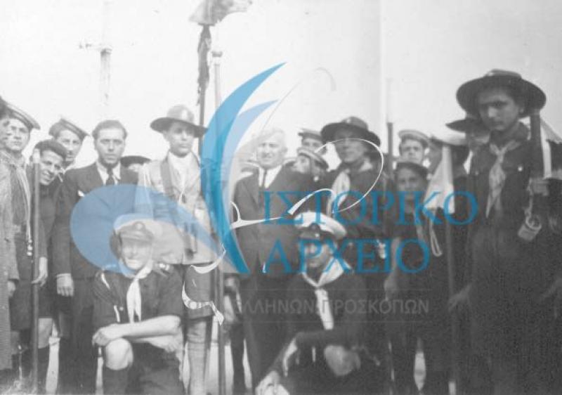Κατάθεση στεφάνου στους πεσόντες την 26η Μαρτίου του 1939. Σημαιοφόρος ο Αρχηγός Διονύσιος Βούρτσης, δεξιά του ο Τοπικός Έφορος Π Κανδιάνος με τον Υπαρχηγό Γεώργιο Αγγελίνη και αριστερά του ο Π.Ε Ζακύνθου Νικόλαος Λυκουρέσης με τον Αρχηγό Σάββα Παπανικολάου. Καθιστοί οι Αρχηγοί Διον. Καρατζάς και Τιμόθεος Στεριώτης. 