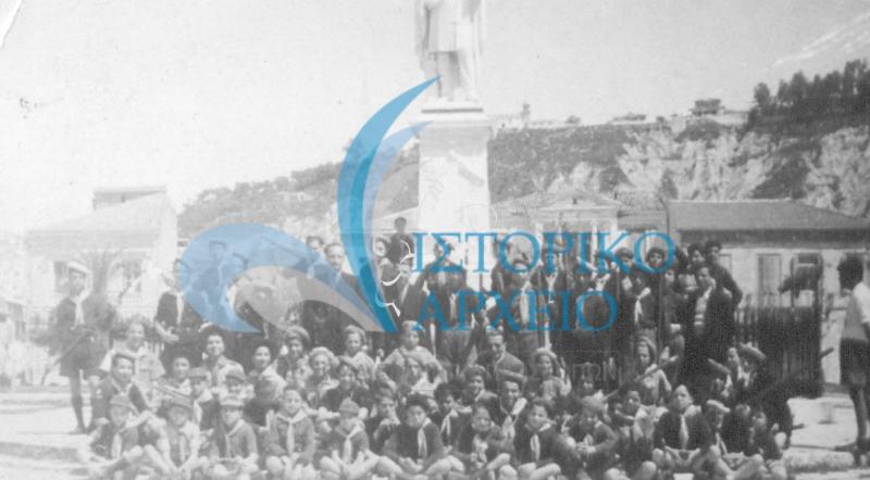 Πρόσκοποι Ζακύνθου στο ηρώο της πόλης στην επέτιο της 28ης Οκτωβρίου 1945. Στο κέντρο καθιστός ο Τ.Ε Νικόλαος Λαμπίρης (με τα γυαλιά) και ο  Π.Ε  Δημήτριος Κοριατόπουλος.