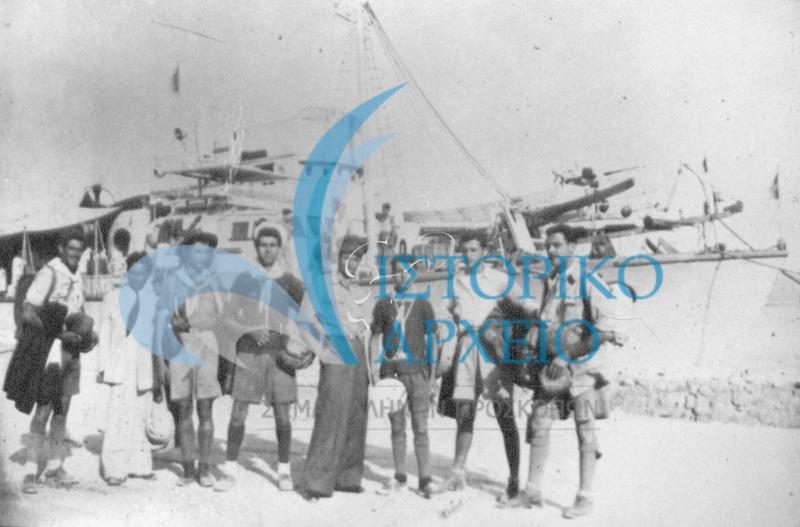 Οι βαθμοφόροι της Ζακύνθου στην Λευκάδα για την παροχή βοήθειας από τον καταστροφικό Σεισμό του 1948( 1-7-1948)
Διον. Κωστάκης, Τάκη Παράσχης, Ι Μουζάκης, Θεοδ.Αλεβιζόπουλος,Νικ Τσαγκαρόπουλος,Νικ Κωστάκης( από δεξιά)
