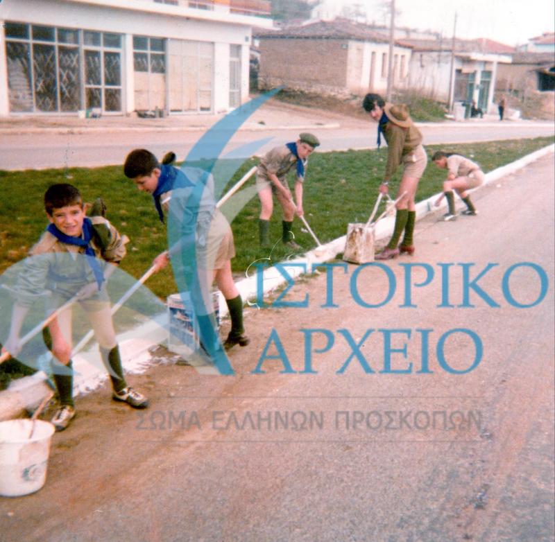 Πρόσκοποι σε δράση προσφοράς στον Φιλώτα Φλώρινα το 1979 όπου ασβεστώνουν τα κράσπεδα της οδού Μεγάλου Αλεξάνδρου.