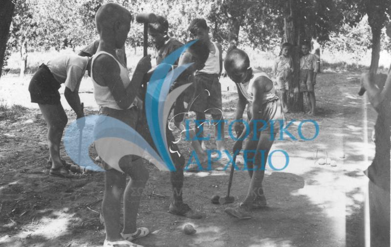 Λυκόπουλα της 3ης και 9ης Αγέλης Αθηνών παίζουν κρόκε στην κατασκήνωση τους στα Ίσθμια τον Ιούλιο του 1936.