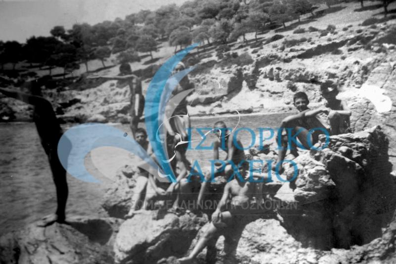 Οι πρόσκοποι της 9ης Αθηνών μετά το μπάνιο στην κατασκηνώσή τους στο Πόρτο Ράφτη το 1936.