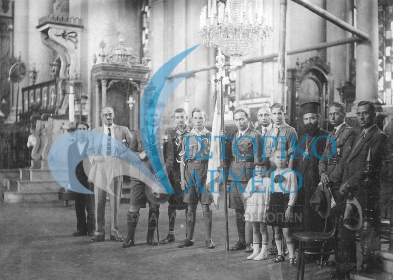 Η ελληνική αποστολή στο εθνικό τζάμπορη της Ρουμανίας σε επίσκεψη στον ελληνορθόδοξο ναό του Βουκουρεστίου το 1932.