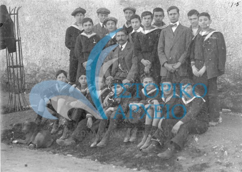 Αναμνηστική φωτογραφία του Αθ.Λευκαδίτη με μαθητές του στο Λύκειο Μακρίδη το 1915.