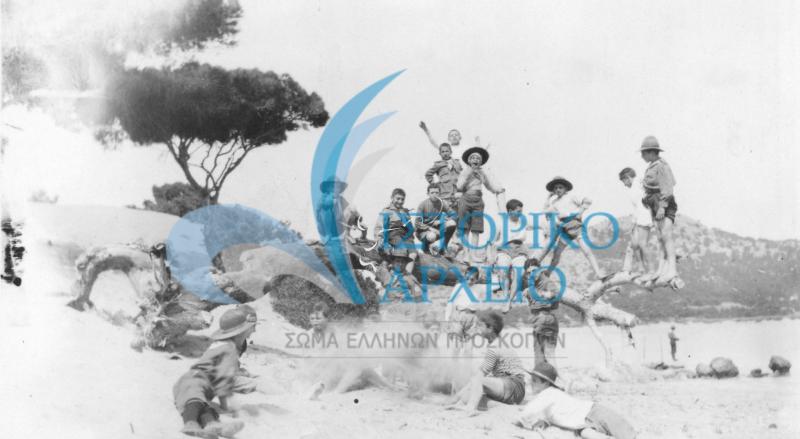 Πρόσκοποι της 4ης Ομάδας Αθηνών σε εκδρομή στη Βουλιαγμένη το 1913