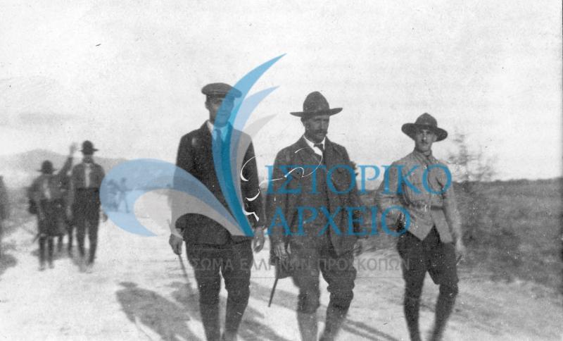 O Aθ. Λευκαδίτης με τον Νεόφυτο Ζαχαρία και τον Γεώργιο  Ζαλοκώστα σε εκδρομή με τους πρώτους προσκόπους το 1912. 