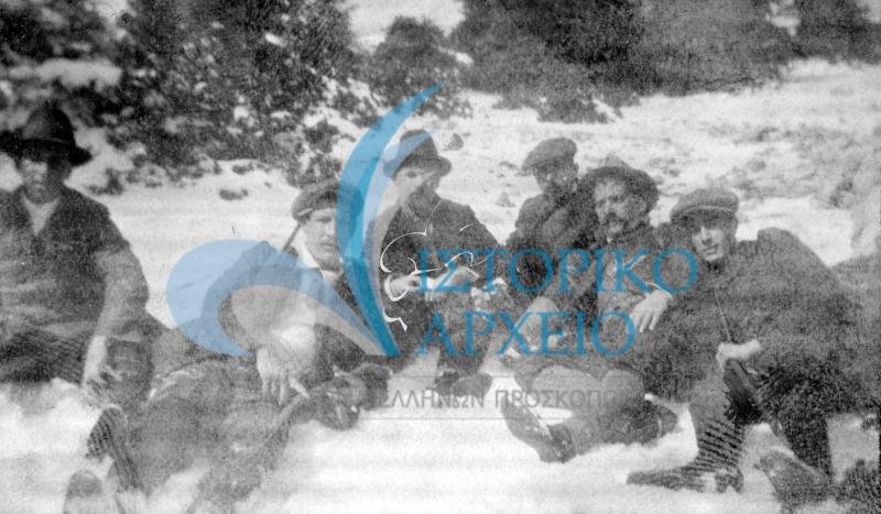 Ο Αθανάσιος Λευκαδίτης σε εκδρομή στο Κανταλίδι Πάρνηθας το 1908. Εξ αριστερών διακρίνονται Π. Πρετοκόκκινος, Ν. Μπαλτατζής, Μ. Μαλαμίδης, Λαλ. Μελάς