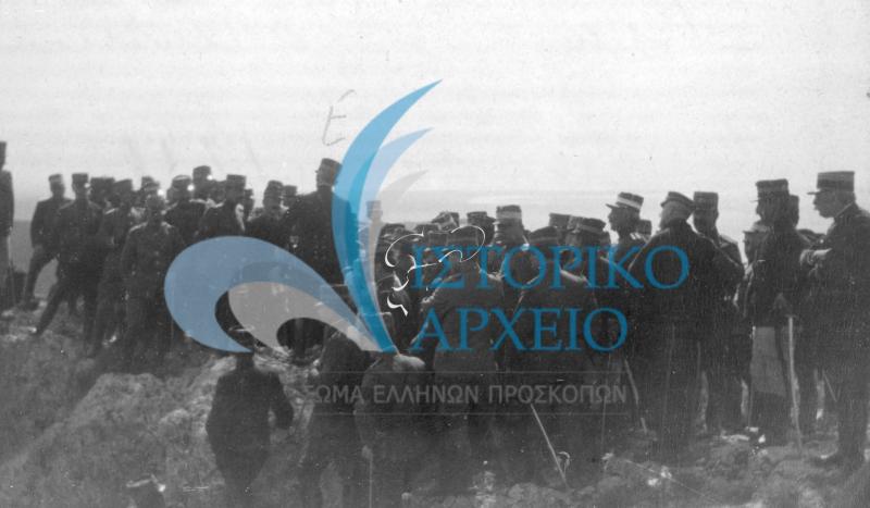 Επίστρατοι μαζί με προσκόπους σε στρατιωτικά γυμνάσια σωματικής βελτίωσης κατά την διάρκεια των Βαλκανικών Πολέμων το 1912.