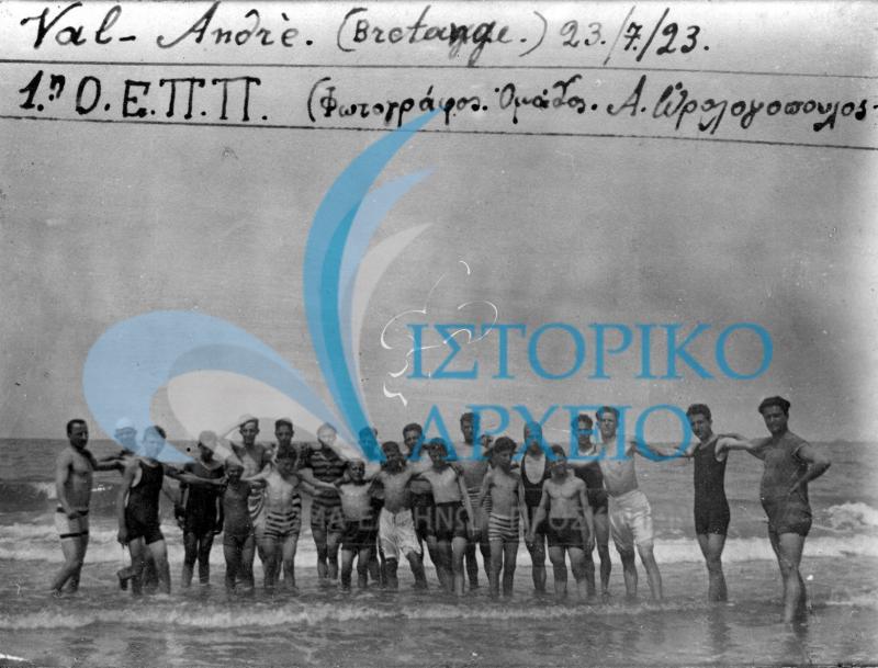 H ελληνική ομάδα Παρισίων σε εκδρομή στην θαλάσσια περιοχή του Val Andre των Παρισίων τον Ιούλιο του 1923.