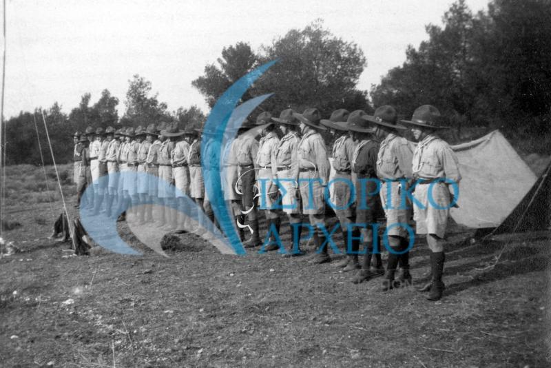 Η 6η Ομάδα Αθηνών σε παράταξη για επιθεώρηση κατά την γενική εκδρομή του ΣΕΠ στη περιοχή Καλογρέζα (σημερινό Μαρούσι) τον Δεκέμβριο του 1925.
