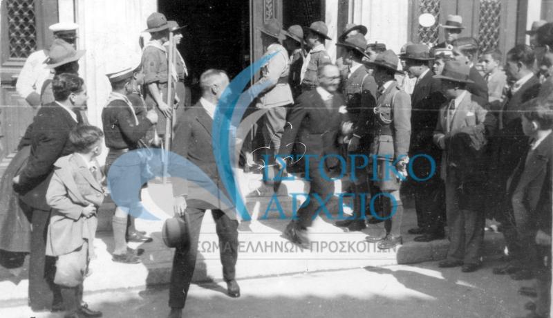 Πρόσκοποι της Αθήνας στην είσοδο του Φιλολογικού Συνδέσμου "Παρνασσός' κατά τη διάρκεια εκδήλωσης το 1935.