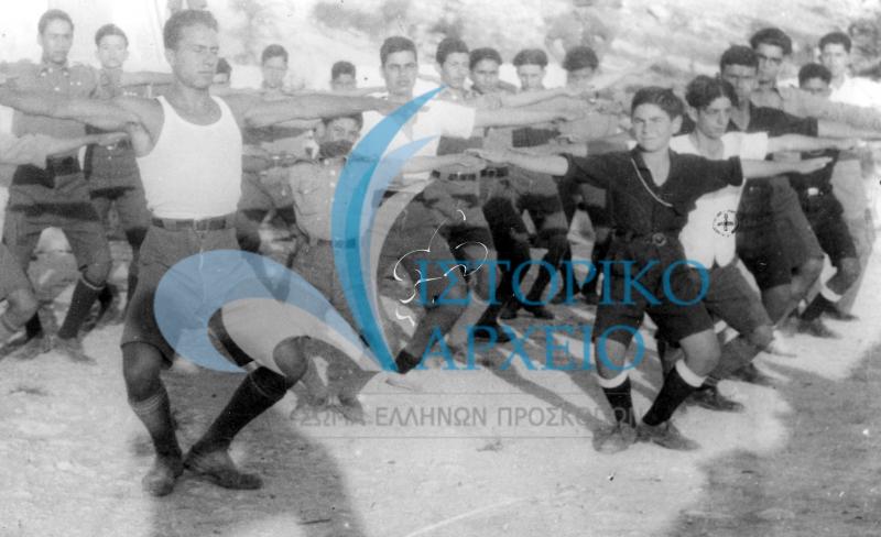 Πρόσκοποι του Ρεθύμνου σε ασκήσεις πρωϊνής γυμναστικής σε εκδρομή στην περιοχή Αποκορώνα Χανίων τον Αύγουστο του 1932. Αρχηγός Αντ. Βιστάκης καθώς και ο Ι. Καντάρος.