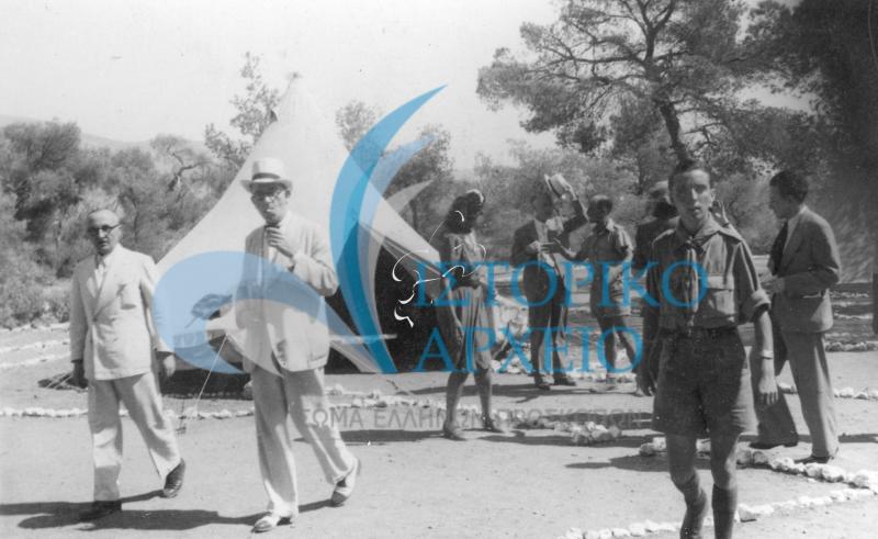 Ο έφορος Αθηνών Η. Ησαϊας σε επίσκεψή του στην κατασκήνωση της 11ης Ομάδας Αθηνών στη Γλυφάδα το 1945.
