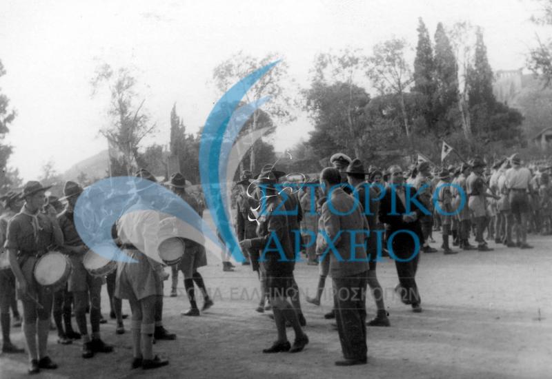 Τυμπανιστές και ομάδες προσκόπων της Αθήνας σε παράταξη λίγο πριν εισέλθουν στο Στάδιο για την επίδειξη του 1945. Στη φωτογραφία διακρίνεται ο Γενικός Έφορος Λ. Πτέρης να συνομιλεί με τους βαθμοφόρους.