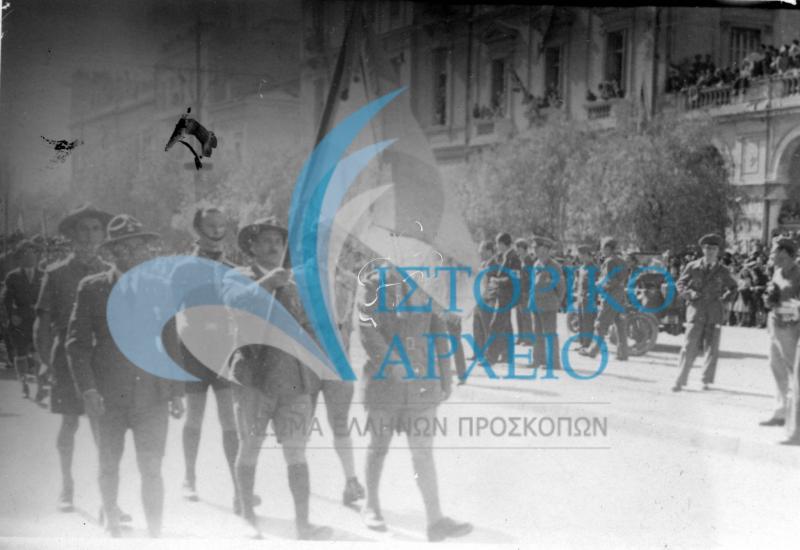 Η Σημαία του ΣΕΠ στην παρέλαση για την επέτειο της 28ης Οκτωβρίου του 1945 στην Αθήνα