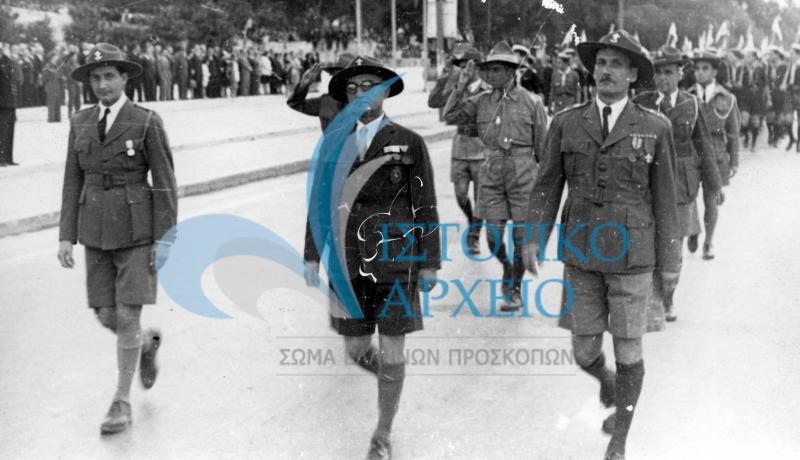 Πρόσκοποι της Αθήνας στην πρώτη μετά την Απελευθέρωση παρέλαση για την επέτειο της 25ης Μαρτίου το 1945. Διακρίνεται ο Η. Ησαϊας.
