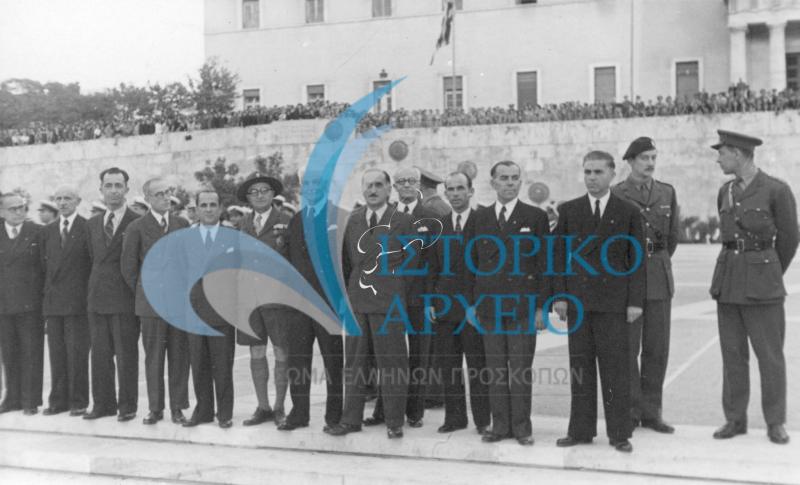 Ο έφορος Αθηνών Η. Ησαΐας στην εξέδρα επισήμων στην παρέλαση της 28ης Οκτωβρίου 1945.