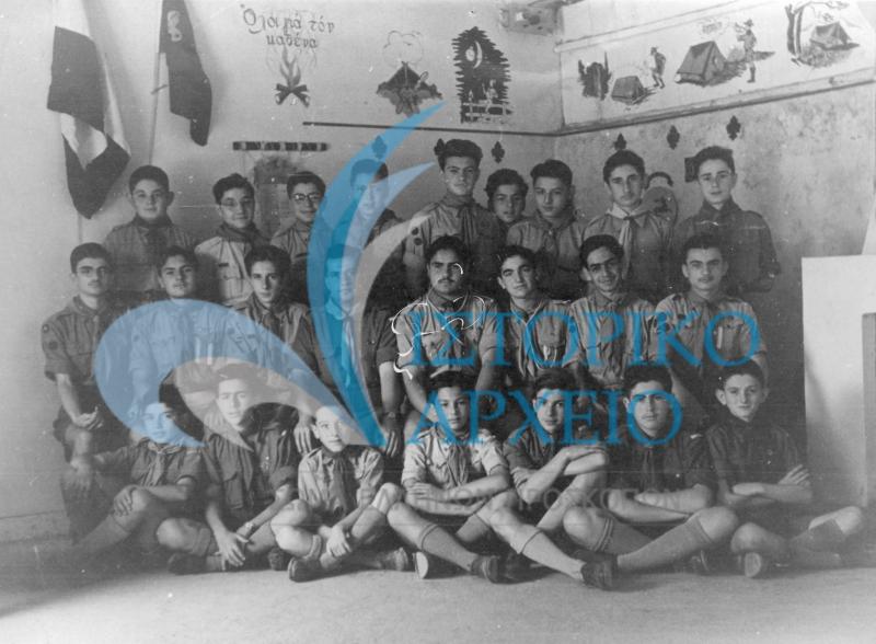 Προσκοπική ομάδα της Αθήνας σε φωτογραφία στην εστία της κατά την επανασύστασή της το 1945.