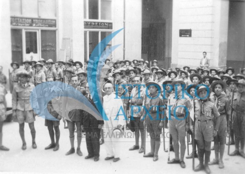 Πρόσκοποι σε παράταξη στην Αθήνα την ημέρα των εκδηλώσεων για τον πρώτο εορτασμό της 28ης Οκτωβρίου το 1945. Με άσπρο κουστούμι διακρίνεται ο Η. Ησαϊας.