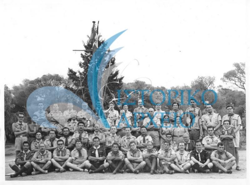 Οι εκπαιδευόμενοι στο 7ο Διακριτικό Δάσους Κλάδου Λυκοπούλων το 1959. Μεταξύ των εκπαιδευτών η Αγγ. Ρουμπέση.