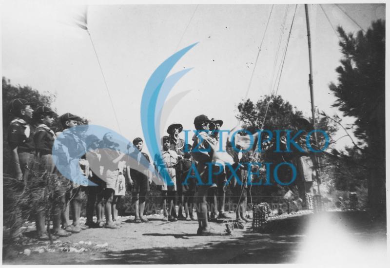 Αγέλη σε εκδρομή κάνει Έπαρση Σημαίας το 1947 με ακέλα την Αγγ. Ρουμπέση.