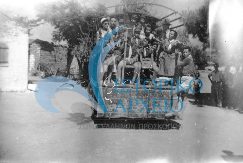 Λυκόπουλα με την Ακέλα Αγγ. Ρουμπέση ανεβασμένα σε ανοικτό φορτηγό προκειμένου να πάνε την εκδρομή τους το 1952.