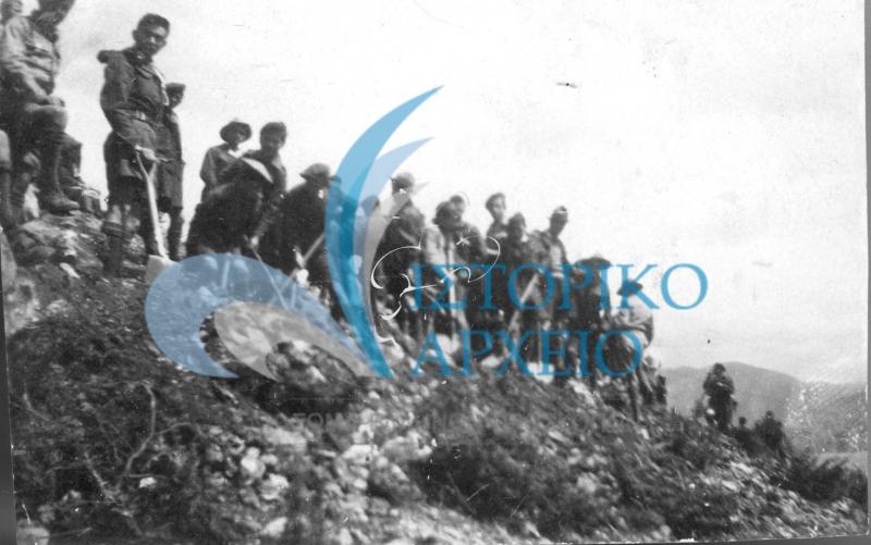 Ομάδα της Καστοριάς με πτυοσκάπανα σε εργασίες συντήρησης διάνοιξης ορεινής αγροτική οδού το 1948.