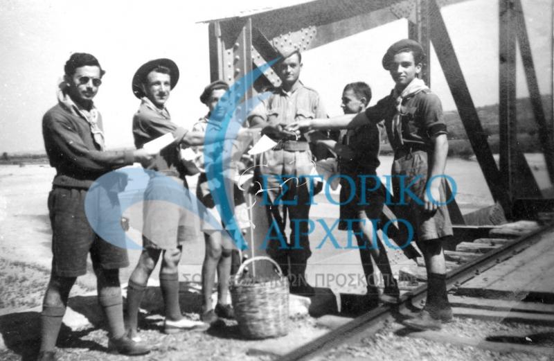 Πρόσκοποι της Ηλείας σε εκδρομή στη Γέφυρα Αλφειού προσφέρουν δώρα στον στρατιώτη που εκτελούσε υπηρεσία σκοπού σε αυτήν τον Ιούλιο του 1948.