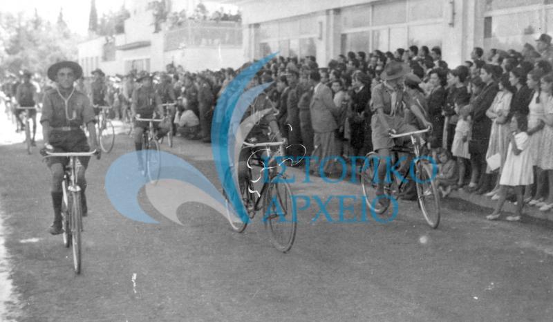 Πρόσκοποι της Τρίπολης στην παρέλαση της 28ης Οκτωβρίου του 1948 με ποδήλατα.