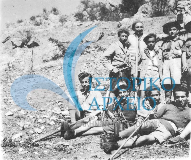 Πρόσκοποι της 2ης Ομάδας Καστοριάς σε εκδρομή το 1948.