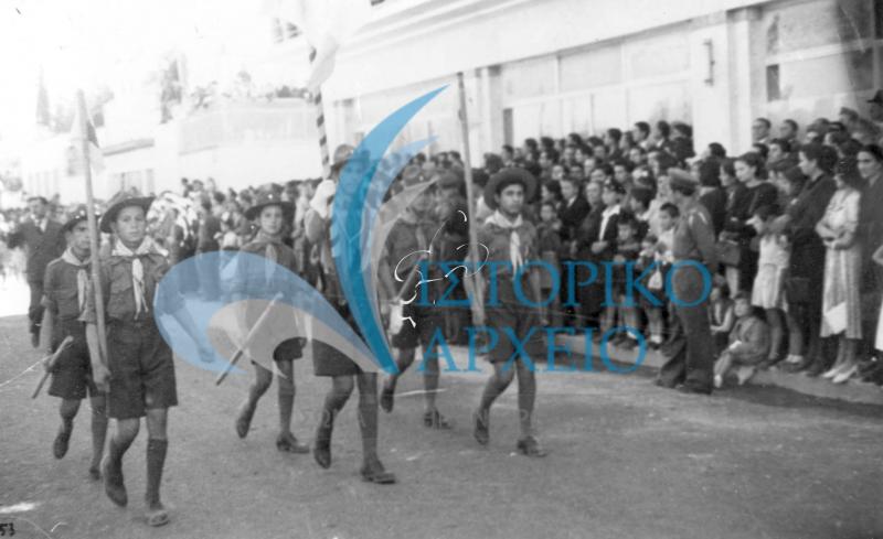Πρόσκοποι στην παρέλαση για την 28η Οκτωβρίου του 1948 στη Τρίπολη.
