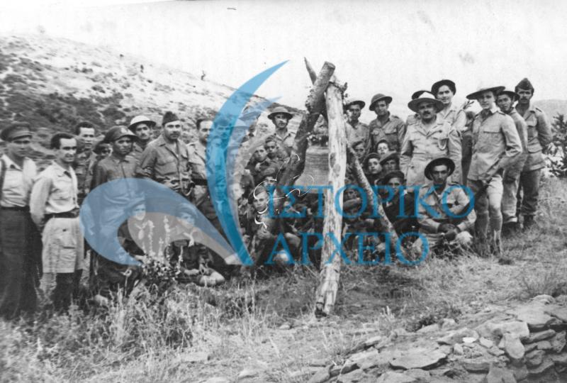 Πρόσκοποι της περιφέρειας Καστοριάς μαζί με διμοιρία του Εθνικού Στρατού στην περιοχή Γουρούσια Προφήτη Ηλία του Γράμμου κατά τη διάρκεια του εμφυλίου πολέμου στις 20 Ιουλίου 1949. Σε σημείωση της φωτογραφίας αναφέρεται ότι η καμπάνα που στέκει στη μέση των συγκεντρωμένων φτιάχτηκε από κάλυκες κατά την διάρκεια συγκρούσεων τον Ιούλιο του 1948.