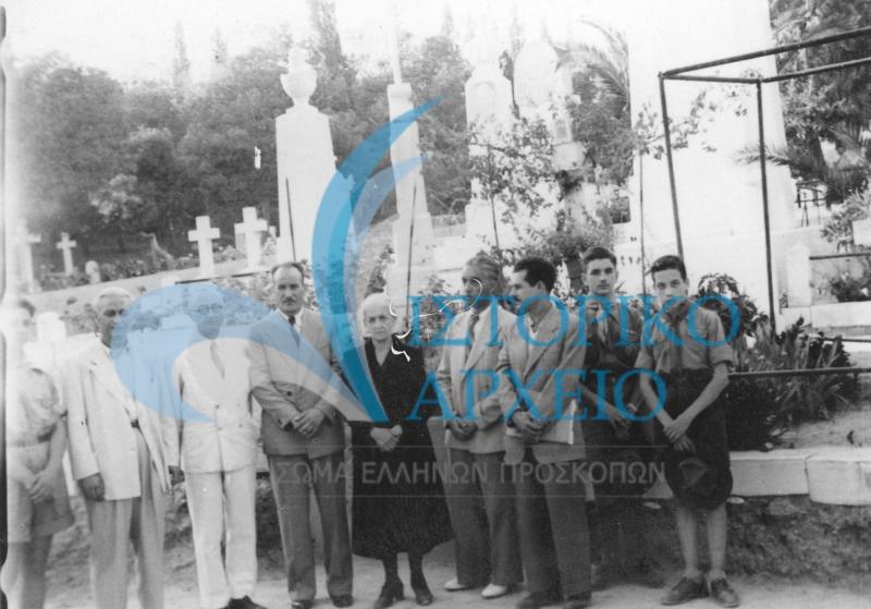 Ο έφορος Αθηνών Η. Ησαϊας με προσκόπους στο μνημόσυνο δίπλα στο μνήμα του ιδρυτή Αθ. Λευκαδίτη το 1948.