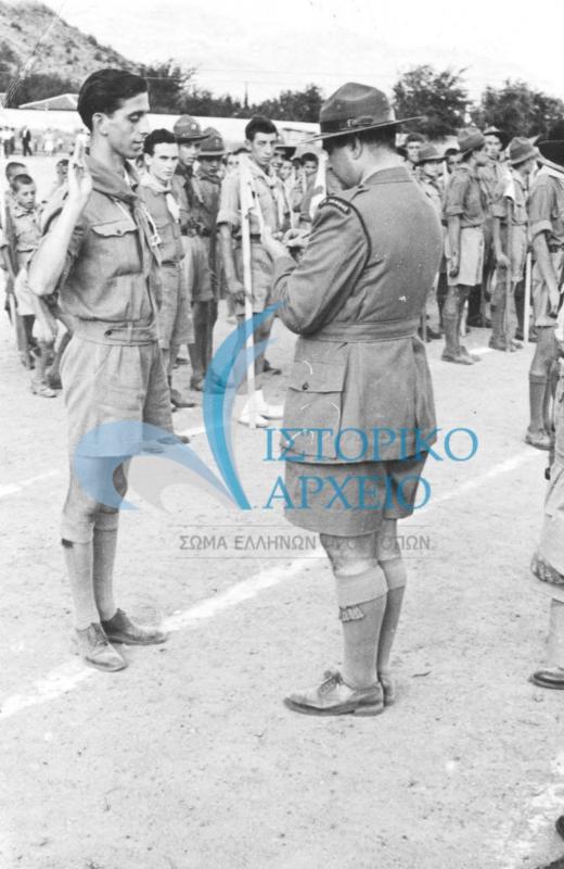 Ενωμοτάρχης από την Ξάνθη δίνει αναφορά δύναμης του τμήματός του στον Γενικό Έφορο Δ. Αλεξάτο κατά την επίσκεψή του στην πόλη το 1948.