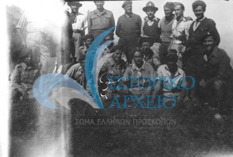 Πρόσκοποι κατά την διάρκεια του εμφυλίου πολέμου σε επίσκεψη στην κορυφή Αλεβίτσας του Γράμμου τον Αύγουστο του 1948. Από αριστερά ο τοπικός έφορος Καστοριάς Αγγελόπουλος, ο ταξίαρχος Ασημακόπουλος ο επιταλάρχης Χριστηάς και ο περιφερειακός έφορος Α. Γιαννόπουλος. Μαζί τους πρόσκοποι και στρατιώτες.