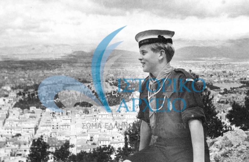 Ο εγγονός του πρίγκιπα Ανδρέα της Ελλάδος, πρίγκιπας Κάρολος της Έσης που άνηκε στο 1ο Σύστημα Ναυτοπροσκόπων ατενίζει την Αθήνα από τον Λόφο του Αρδηττού κατά την επίδειξη στο Παναθηναϊκό Στάδιο το 1949.