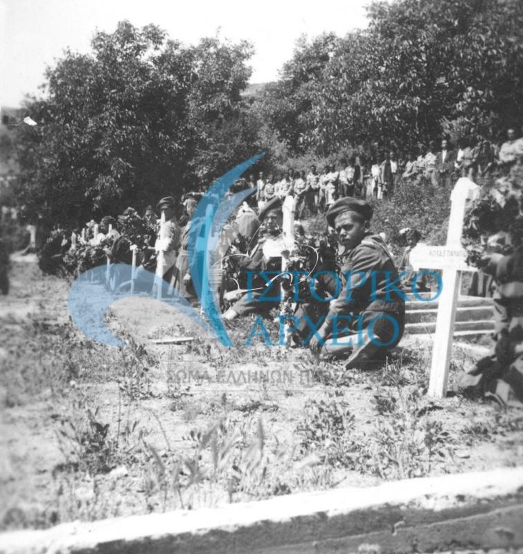 Πρόσκοποι κατά την διάρκεια επιμνημόσυνης δέησης πεσόντων στον εμφύλιο πόλεμο σε στρατιωτικό νεκροταφείο της Καστοριάς το 1949.