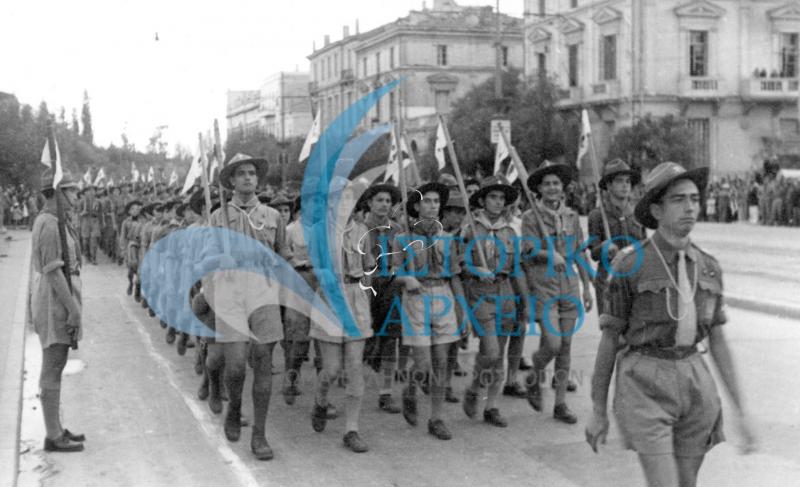 Ομάδες της Αθήνας στην παρέλαση για την 25η Μαρτίου στην Αθήνα. Στις πρώτες σειρές ενωμοτάρχες με τα σημαιάκια των ενωμοτιών τους.