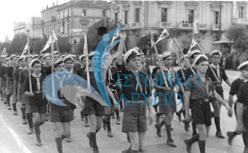 Ναυτοπρόσκοποι της Αθήνας στην παρέλαση της 25ης Μαρτίου 1946 λίγο πριν χαιρετίσουν τους επίσημους.
