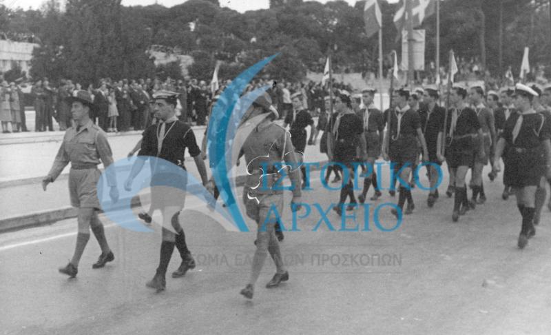 Ναυτοπρόσκοποι της Αθήνας στη παρέλαση της 28ης Οκτωβρίου το 1945