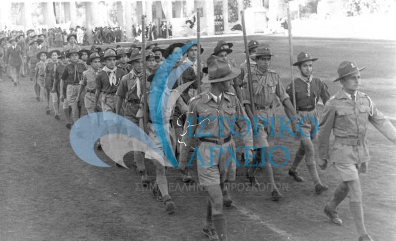 Προσκοπικές ομάδες της Αθήνας εισέρχονται στο Παναθηναϊκό Στάδιο το 1946 προκειμένου να συμμετέχουν στην εορτή για την ανασυγκρότηση του Ελληνικού Στρατού.